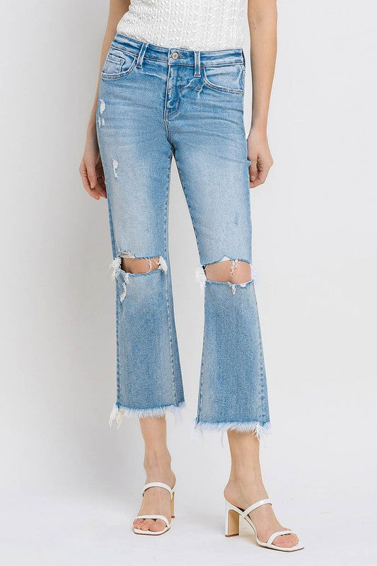 Jeans rectos cortos con dobladillo deshilachado de talle alto