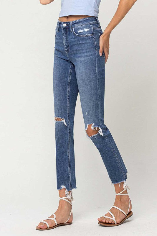 Jeans rectos ajustados con tobillo y dobladillo desgastado de talle alto
