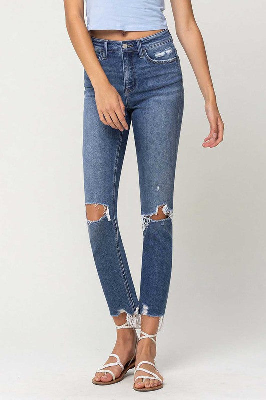Jeans rectos ajustados con tobillo y dobladillo desgastado de talle alto