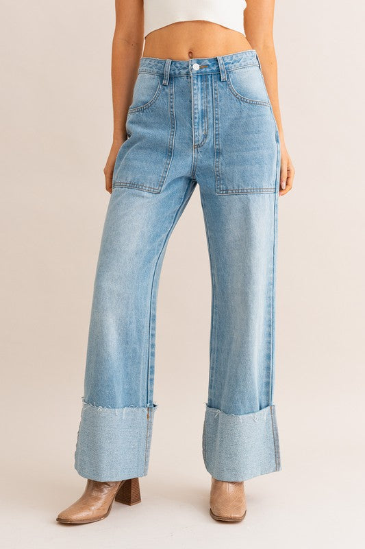 Jeans con puños y pernera ancha de cintura alta