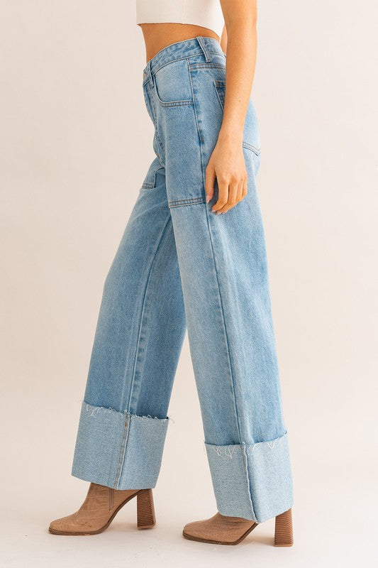 Jeans con puños y pernera ancha de cintura alta