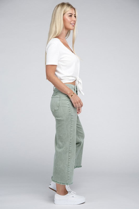 Pantalones rectos con dobladillo deshilachado y cintura alta con lavado ácido