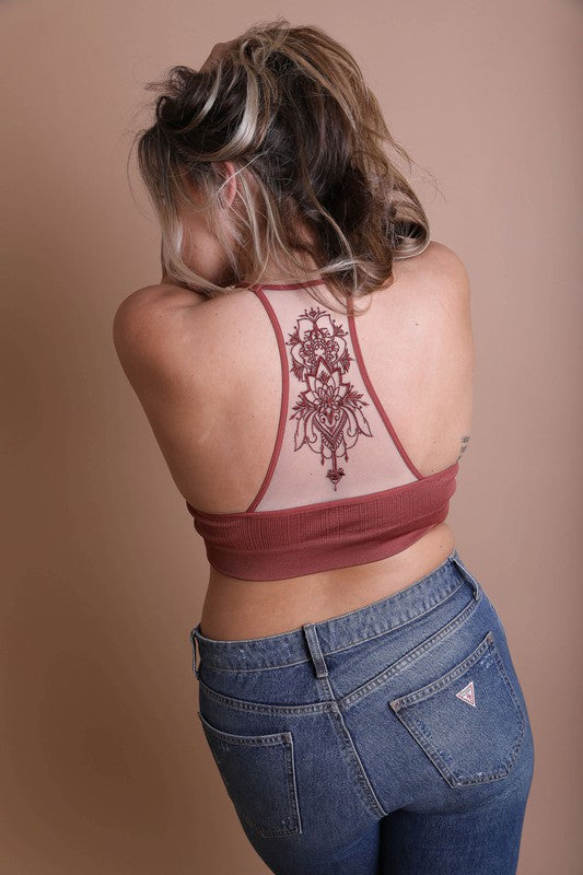 Bralette con espalda cruzada y malla de tatuaje de talla grande