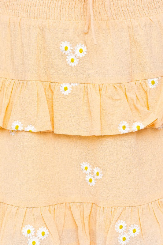 Minifalda escalonada con bordado de margaritas