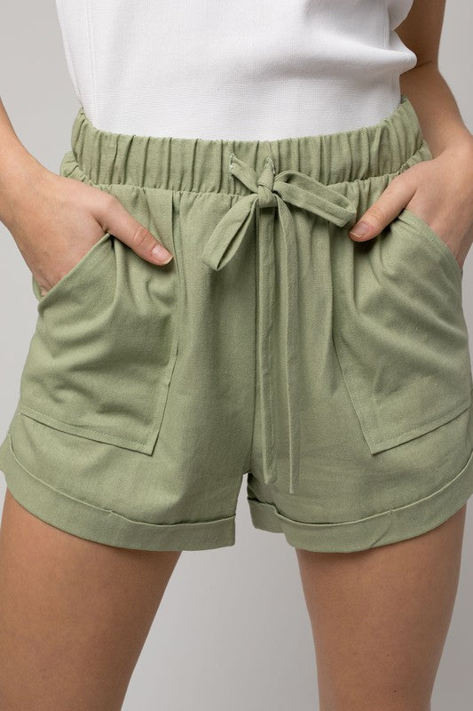 Shorts enrollables con bolsillo delantero y cintura elástica