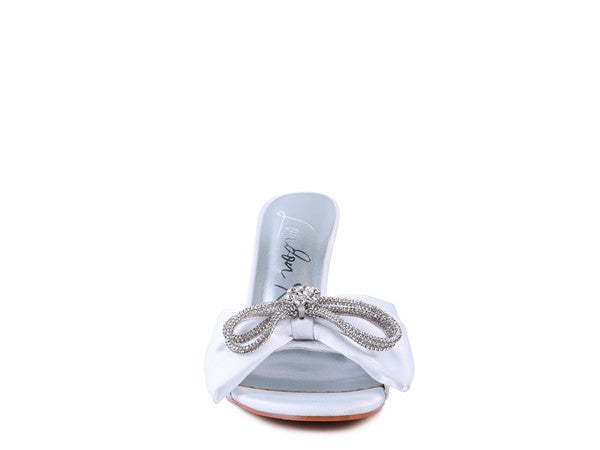 Sandalias de tacón alto de satén con lazo de cristal de BRAG IN