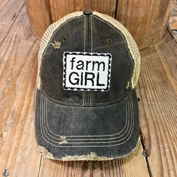 Chica de granja con sombrero negro