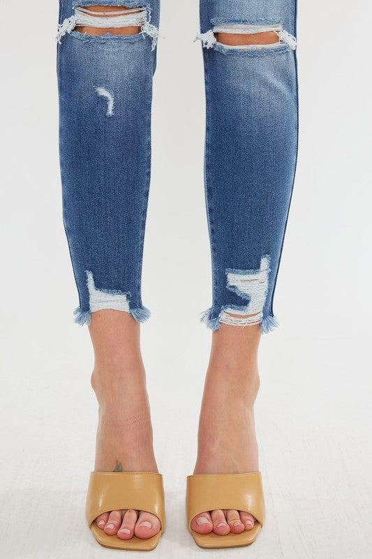 Jeans ajustados con tobillos y dobladillo deshilachado de talle alto