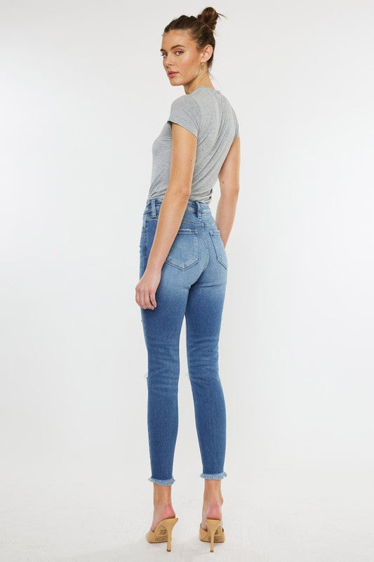 Jeans ajustados con tobillos y dobladillo deshilachado de talle alto