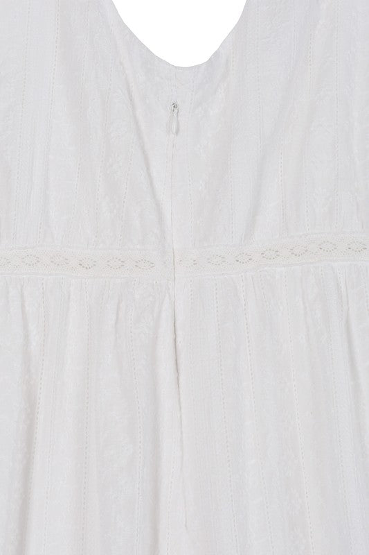 Vestido blanco bordado a capas con escote en V