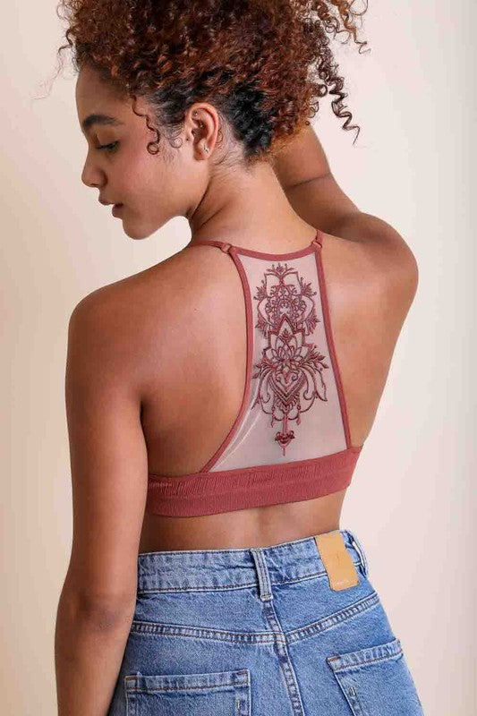Bralette con espalda cruzada de malla con tatuajes
