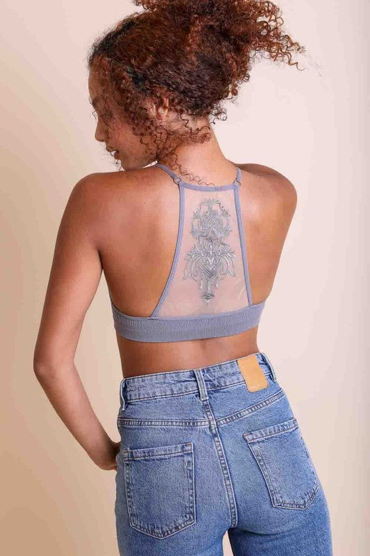 Bralette con espalda cruzada de malla con tatuajes