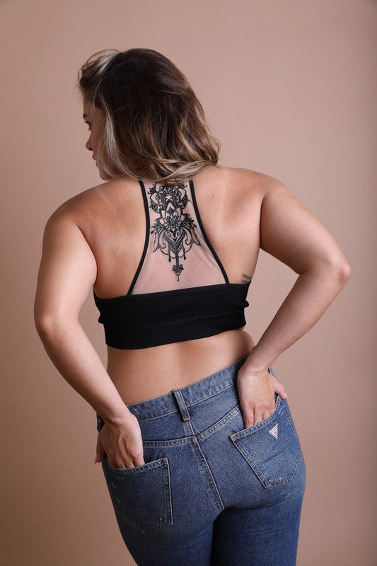 Bralette con espalda cruzada y malla de tatuaje de talla grande