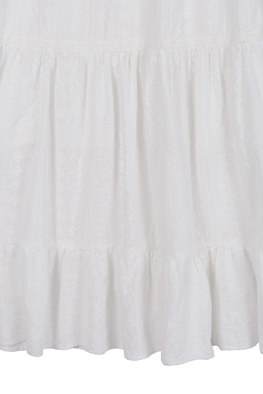 Vestido blanco bordado a capas con escote en V